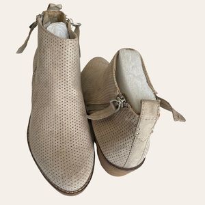 DV8 beige boots Size 6